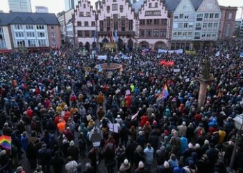Was kann weiter "rechts" sein als deutsche Panzer, die wieder auf Russen schießen?