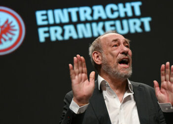 Zwietracht Frankfurt? Ehrenpräsident will AfD-Wähler schlagen und ihnen "ins Gesicht kotzen"