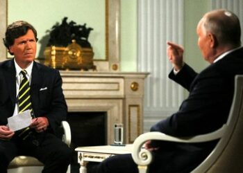 "Auf scharfe Fragen hätte es scharfe Abfuhr gegeben": Peskow erläutert Details zu Carlson-Interview