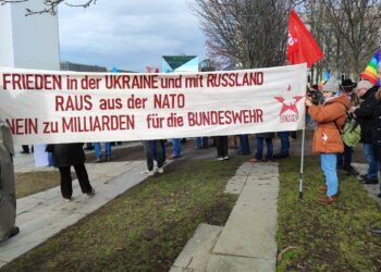 "Grüne an die Ostfront": Kundgebung gegen NATO und Militarisierung Deutschlands vor dem Kanzleramt