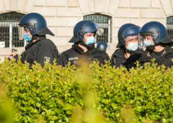 Die Deutschen – bereit für den Krieg? In Reih und Glied marschieren sie nach wie vor zu gern