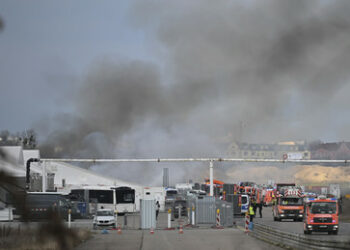 Drei Zelte in Brand: Großeinsatz der Feuerwehr bei Flüchtlingsunterkunft in Berlin Tegel