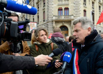 Französischer Kommunistenführer äußert sich zu Macrons Plänen für die Ukraine