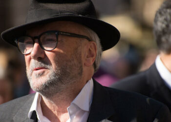 George Galloway schlägt Labour-Kandidat und kehrt ins Parlament zurück