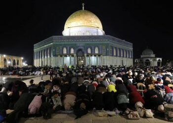 Israelische Soldaten verlegen Stacheldraht am Zugang zur al-Aqsa-Moschee in Jerusalem