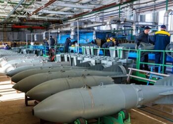Kein Munitionsmangel – Russland startet Massenproduktion von drei Tonnen schweren FAB-3000-Bomben