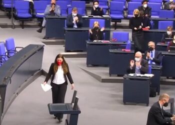 Linken-Chefin Wissler auf dem Boulevard: Handtaschenraub, Beckenbruch und die Gefahr "von rechts"