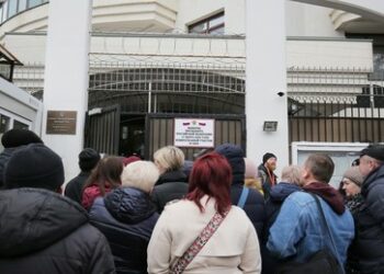 Mann wirft Molotowcocktails in Hof der russischen Botschaft in Moldawien