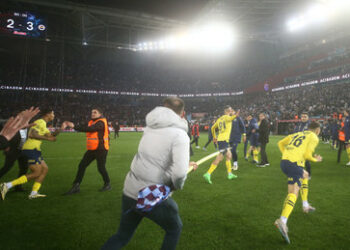 Prügel zwischen Spielern und Fans: Zwölf Festnahmen nach Fanattacken in der Türkei