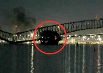 USA: Brücke kollabiert nach Schiffskollision und stürzt samt Fahrzeugen ins Wasser