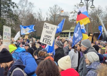 "Unsere Kinder kriegt ihr nicht" – Mutige Berliner verurteilen deutsche Kriegspläne gegen Russland