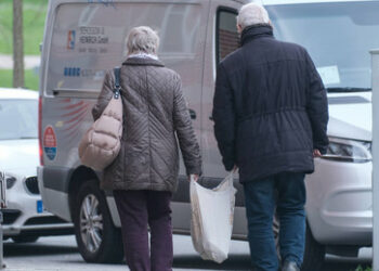 Altersarmut in Deutschland: Immer mehr Menschen stocken ihre Rente mit Sozialhilfe auf