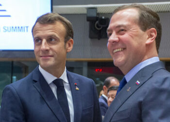 Medwedew zählt Macron zu Sponsoren des Terroranschlags auf Konzerthalle bei Moskau