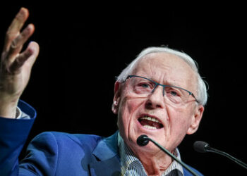 Oskar Lafontaine: "Wenn wir Kriegslügen entlarven, haben wir die Chance Frieden zu finden"