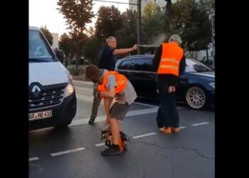 2.700 Euro Strafe: Rentner nach "Parfüm-Attacke" auf Klimaaktivisten verurteilt