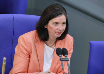 Göring-Eckardt verlangt besseren Schutz des Grundgesetzes "vor seinen Feinden"