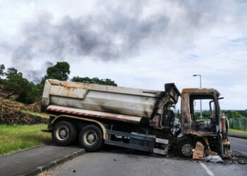 Unruhen halten im französischen Überseegebiet an: Paris fliegt Touristen aus Neukaledonien aus