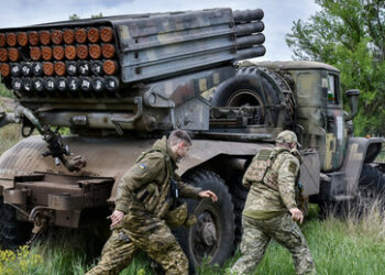 Bericht: Kiew kauft Waffen von Zwischenhändlern – und klagt über sechsfach höhere Preise