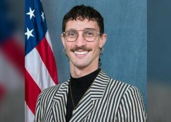 Biden soll schwulen LGBTQ-Mitarbeiter wegen "antisemitischer" Tweets entlassen