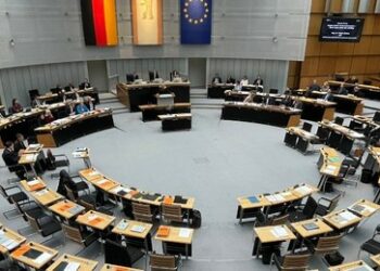 Eklat im Berliner Senat: Grünen-Politikerin amüsiert sich über Gedenkworte zum Polizisten-Mord