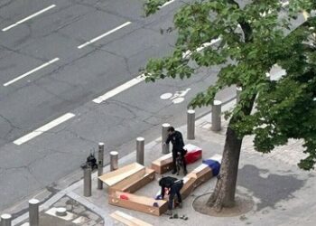 Frankreich: Särge für "französischen Soldaten in der Ukraine" am Eiffelturm aufgestellt