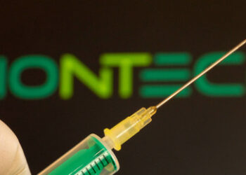 Internationales Forscherteam: Impfung könnte eine Ursache für Übersterblichkeit sein