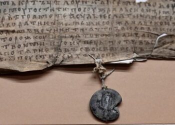 Ohne sie zu öffnen: Russische Wissenschaftler bringen KI das Lesen fragiler Schriftrollen bei