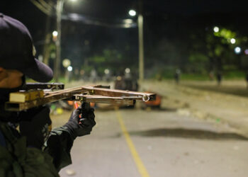 Serbien: Polizist vor israelischer Botschaft mit Armbrust verletzt