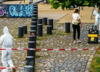 Versuchtes Tötungsdelikt in Frankfurt: 19-jähriger Afghane sticht einer Frau in Hals und Nacken