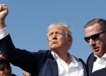 Attentatsversuch auf Trump: Ex-Präsident nach versuchtem Attentat verletzt – Angreifer tot