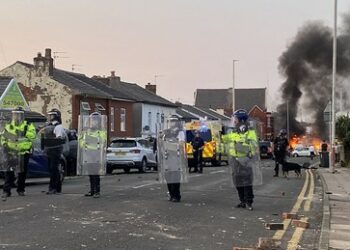 England: Massive Ausschreitungen und verletzte Polizisten nach Mahnwache für drei getötete Mädchen