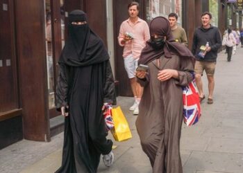 Kremlsprecher Peskow: Muslime müssen Frauen mit anderer Weltanschauung respektieren