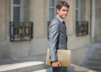 Macron düpiert: Frankreichs Premierminister Attal kündigt überraschend Rücktritt an