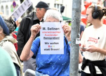Martin Sellner hält Vortrag in Berlin: 50 Besucher, 1.000 "lautstarke" Protestler und 200 Polizisten