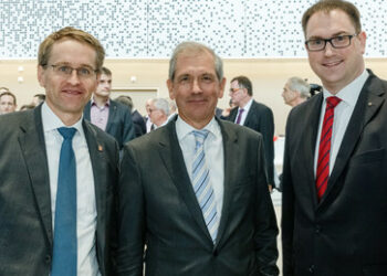 Milliardenschulden als Erfolg? Des Bundeskanzlers Bruder kassiert 180.000 Euro "Erfolgsprämie"