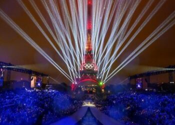 Olympia-Eröffnungsfeier: Pompös und woke im Dauerregen mit Céline Dion im Finale