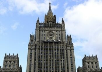 Sacharowa: Kiew nutzt zivile Objekte für militärische Zwecke und verletzt humanitäres Völkerrecht