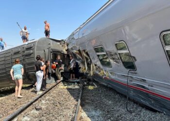 Zusammenstoß mit Lkw: Zug mit mehr als 800 Passagieren im Gebiet Wolgograd entgleist