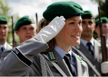 "Virus-General" Breuer: Frauen an die Russen-Front!