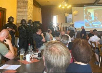 Baden-Württemberg: Polizei beendet mit Großaufgebot Lesung des Politaktivisten Martin Sellner