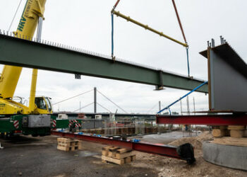 Brückenteile stürzen herunter: Ein Toter auf Leverkusener A1-Rheinbrücke