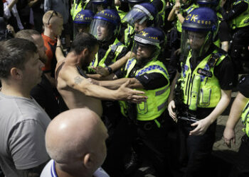 Dutzende Verhaftungen nach schweren Krawallen in Großbritannien