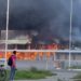 Einkaufszentrum in Donezk nach ukrainischem Angriff in Flammen