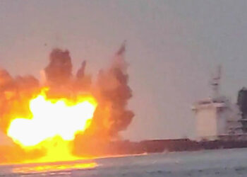 Nach mutmaßlichem Huthi-Angriff: Griechischer Öltanker treibt brennend im Roten Meer