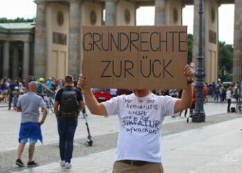 "Querdenken"-Demo startet in Berlin – Gegenproteste angekündigt