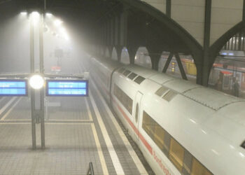 Baden-Württemberg: Flüchtiger Täter verletzt am Karlsruher Bahnhof einen Mann durch Messerstiche