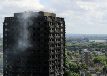 Britischer Premier entschuldigt sich bei Betroffenen des Brandes im Grenfell Tower