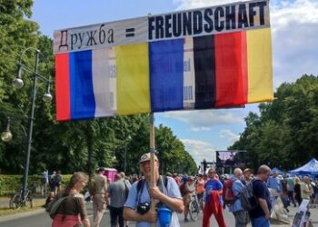 Kriegshetzer in der Deutschen "Friedensgesellschaft" gegen Friedensdemonstration