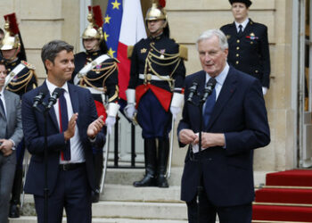 Macrons Glücksspiel: Kann Frankreich mit einem zentristischen Premierminister Stabilität finden?