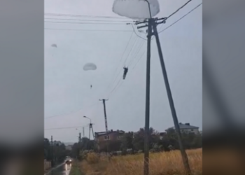 NATO-Debakel: Polnische Fallschirmjäger landen in Stromleitungen (VIDEO)